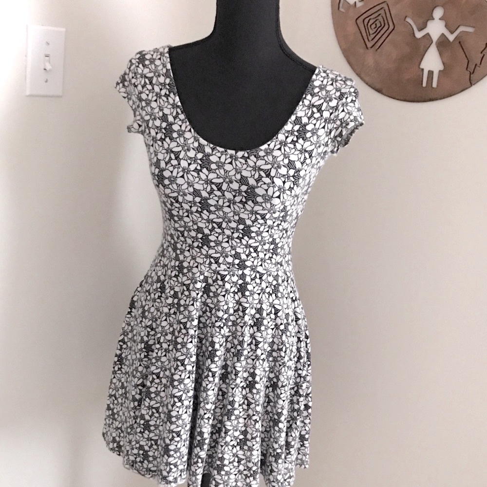 Kimchi Blue Daisy Floral Cutout Fitted Cinch Waist & Full Flared Skirt Dress